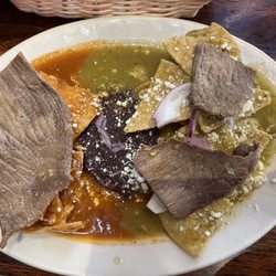Restaurante La Parroquia - Chilaquiles con salsa roja y salsa verde