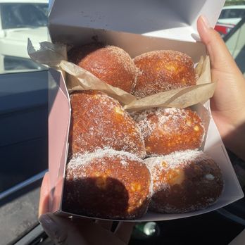 Leonard's Bakery Malasadamobile - Food Trucks Near Me - Honolulu, Hawaii