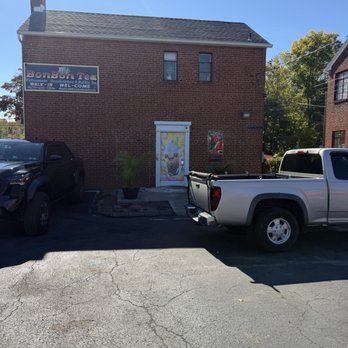 Bonbon Tea - Entrance and parking lot - Sandwiches Near Me - Harrisburg, Pennsylvania