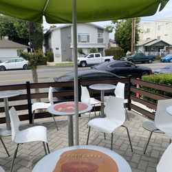 Menchie's Frozen Yogurt - Outdoor seating