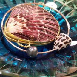 Custom rose gold bangle with shell and Tahitian pearl.