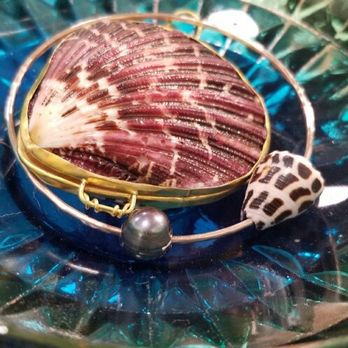 Flotsam & Co - Custom rose gold bangle with shell and Tahitian pearl. - Jewelry Near Me - Honolulu, Hawaii