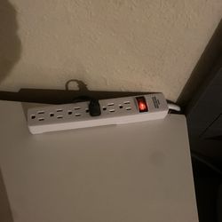 Apple Valley Hotel & Lodge - This was what was offered for power. Most rooms have outlets throughout the room.