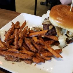 Ivy Park Sports & Grill - Burger w sweet potato  fries