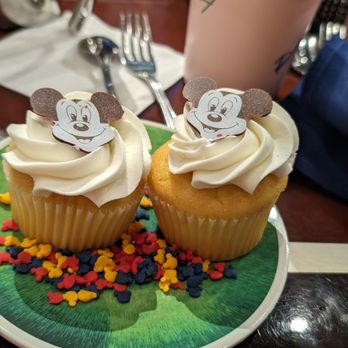 Chef Mickey's - Special celebration cupcakes - American Near Me - Lake Buena Vista, Florida