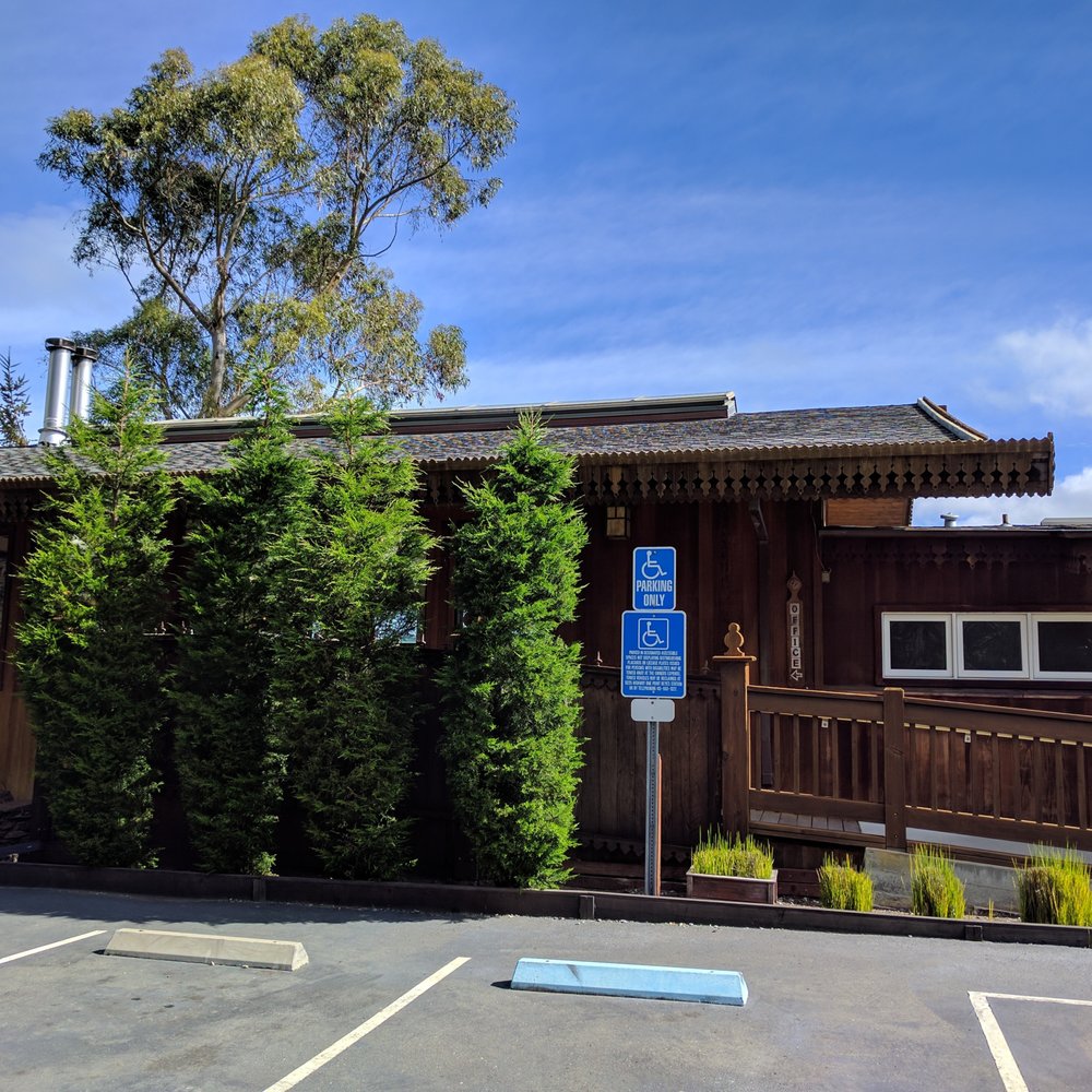 Motel Inverness - Handicapped parking spot & ramp for wheelchairs. - Hotels Near Me - Inverness, California
