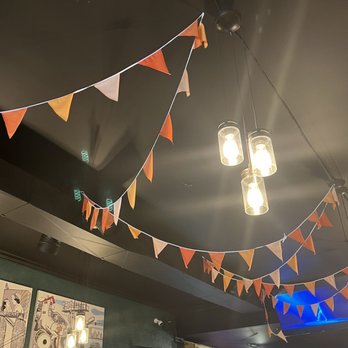 Mumbaikar Indian Restaurant and Bar - Atmosphere - Indian Near Me - Toronto, Ontario