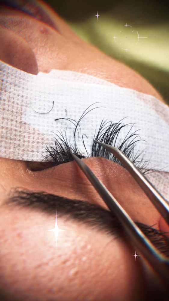 Glammed Beautique Logo