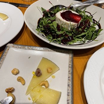 Mesón de Cervantes - Cheese tapa and goat cheese salad with berries - Spanish Near Me - Málaga, Massachusetts Mesón de Cervantes - Cheese tapa and goat cheese salad with berries - Spanish Near Me - Málaga, Massachusetts