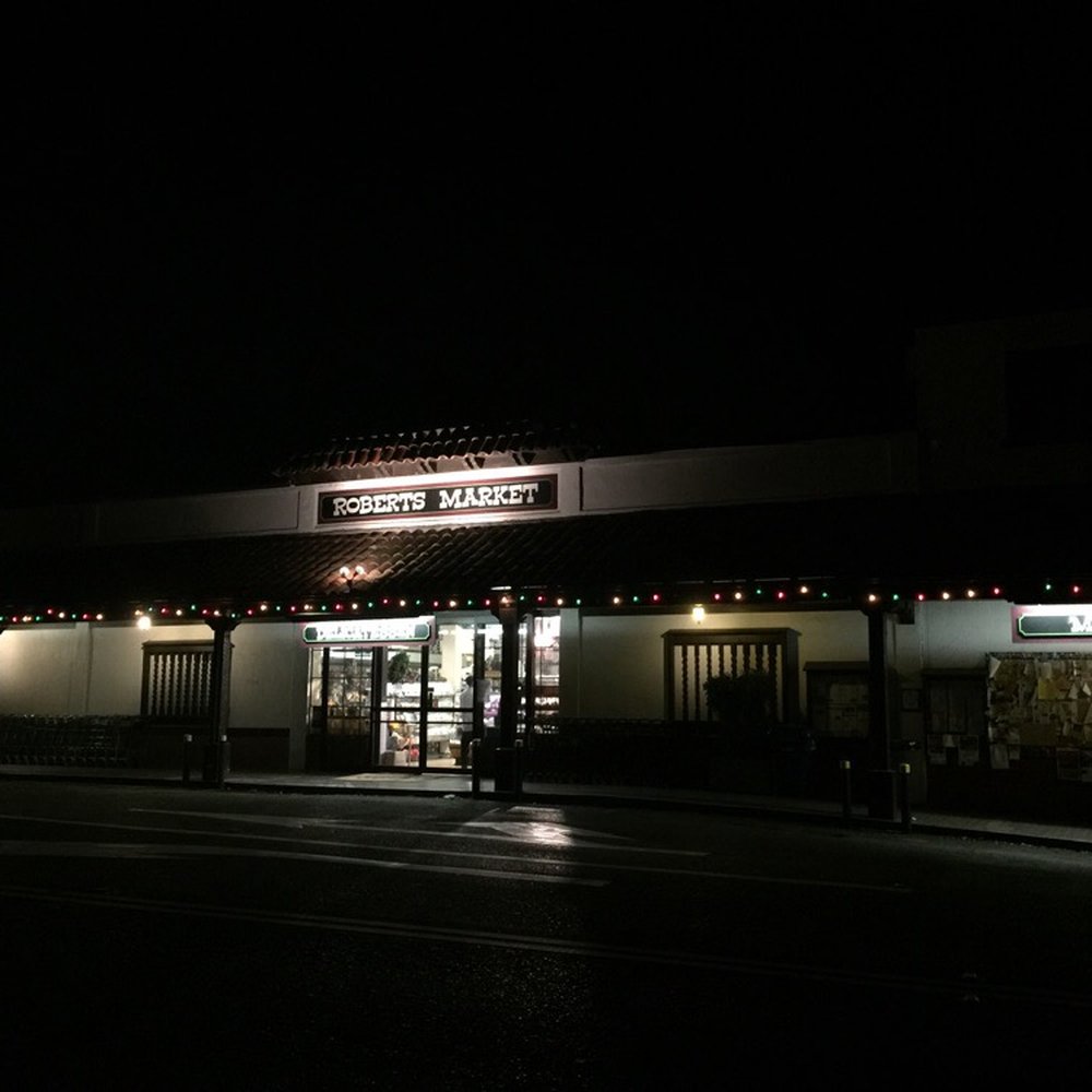 Roberts Market - Sunday night shopping during the holidays - Grocery Near Me - Woodside, California