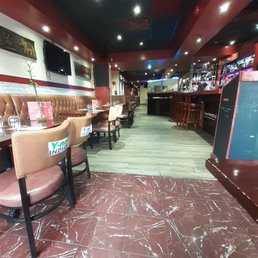 Showing the restaurant. Cozy, clean and nicely decorated Showing the restaurant. Cozy, clean and nicely decorated