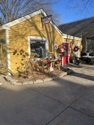 Sara's Bakery - featuring Tipsy Pies by null