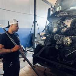 Rock Diesel Service - Big boy mechanics !!