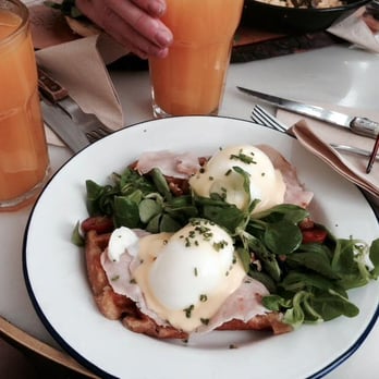 Brunch & Cake - eggs benedict on waffle with turkey - Breakfast & Brunch Near Me - Barcelona, B Brunch & Cake - eggs benedict on waffle with turkey - Breakfast & Brunch Near Me - Barcelona, B