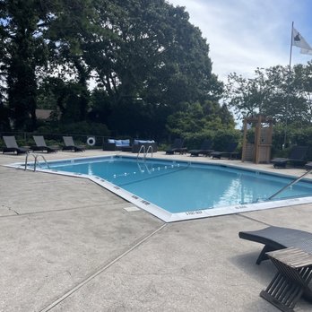 The Hampton Maid - Pool area - Hotels Near Me - Hampton Bays, New York