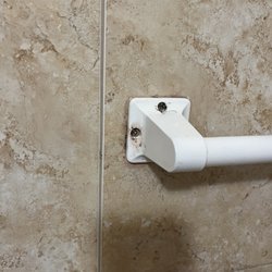 Motel Bianco - mold in bathroom