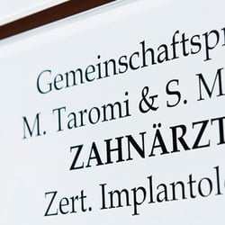 Zahnarztpraxis M. Taromi & S. Modami - Eingang Gemeinschaftspraxis M. Taromi und S. Modami Zahnärzte in Nürnberg