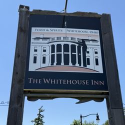 The Whitehouse Inn - Outdoor sign
