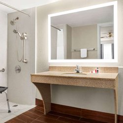 Days Inn by Wyndham Demopolis - Guest room bath