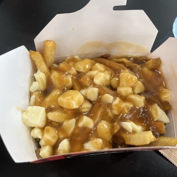 Smoke's Poutinerie - Fast Food Near Me - Niagara Falls, Ontario