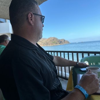 Bananas Restaurant - Tomando su cafecito - Mexican Near Me - Barra de Navidad, JAL