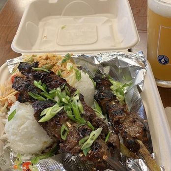 Onolicious Hawaii - Beef skewers, rice and papaya salad - Hawaiian Near Me - Cincinnati, Ohio Onolicious Hawaii - Beef skewers, rice and papaya salad - Hawaiian Near Me - Cincinnati, Ohio