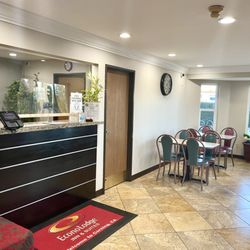 Econo Lodge Inn & Suites - Lobby/Front Desk