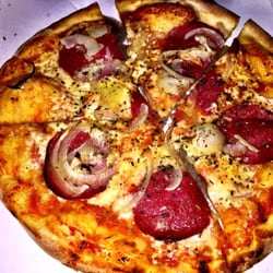 Pizzeria Gargano - Die Nummer 27 in groß, Salami, Zwiebeln und Knoblauch.  Sehr lecker