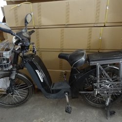 phoenix electric bike - Electric bicycle with alarm system, keys, bike charger, bike motor, calibrated brake drums, double shock absorbent, mirrors, signal lights.