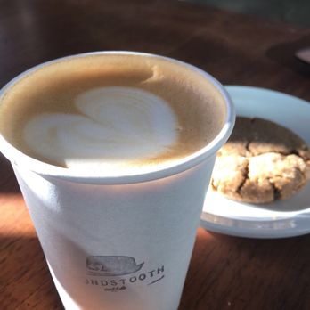 Houndstooth Coffee Sylvan 30 - Coffee & Tea Near Me - Dallas, Texas