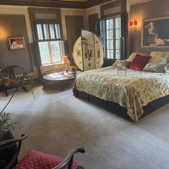 Grand Island Mansion - Bride & groom bedroom - Venues & Event Spaces Near Me - Walnut Grove, California Grand Island Mansion - Bride & groom bedroom - Venues & Event Spaces Near Me - Walnut Grove, California
