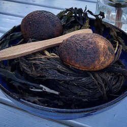 Simsons Prästgård - Bread served on seaweed.