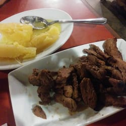 Bar e Boi - Porção de filé com mandioca. Nada excepcional, mandioca velha e sem sal.