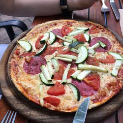 Bravo Eiscafe Bistro - Pizza mit Zucchini.