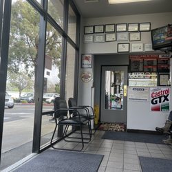 Econo Lube and Smog - Lobby