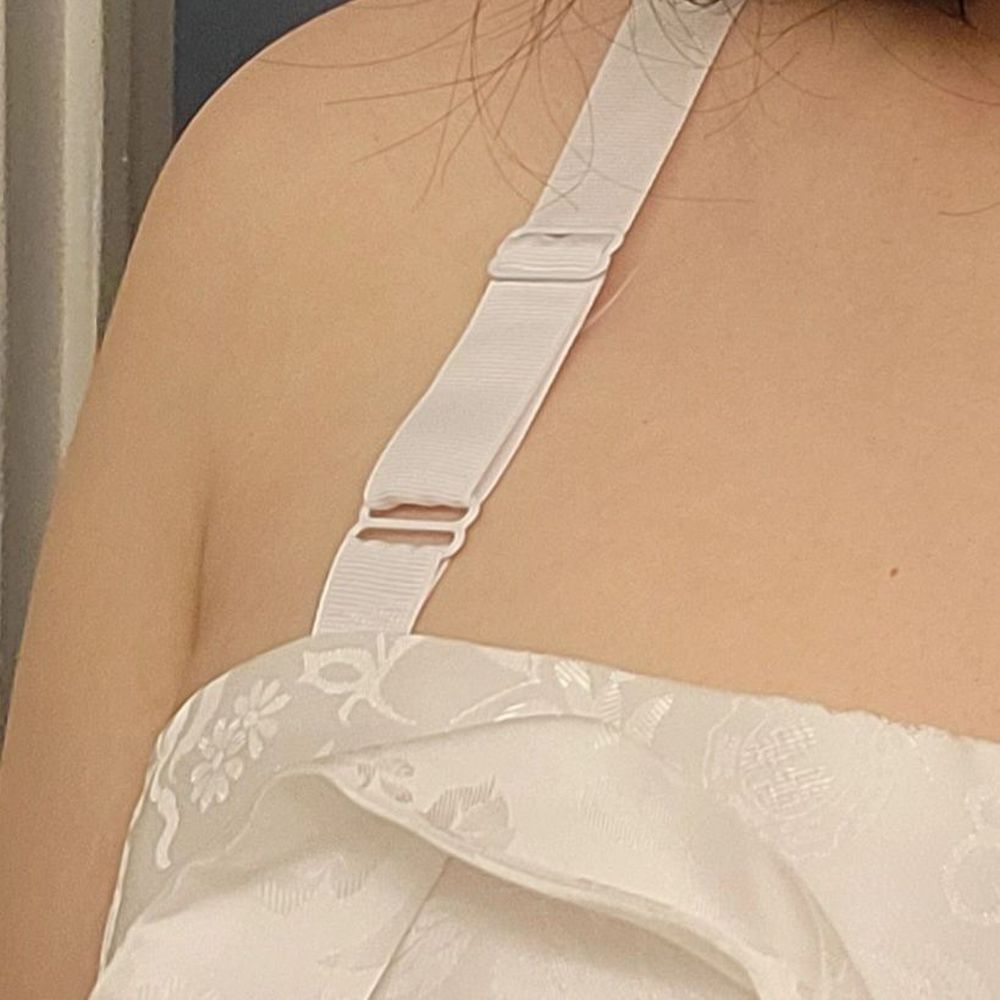 The straps on this hanbok skirt were like bra straps lol. Not appropriate for formal events.