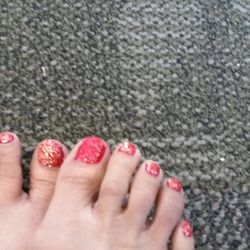 Enroute Spa - Different colors of both great/big toes.