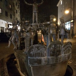 Karl-Berbuer-Platz - auch nachts schön anzuschauen...