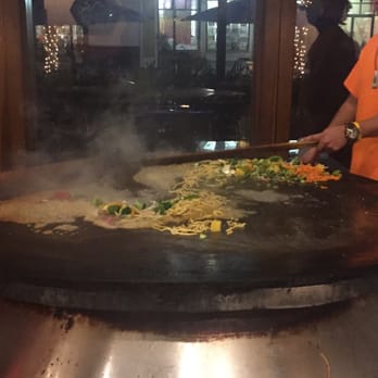 New Mongolian BBQ - I find it entertaining to see my food mixed, don't forget to tip'em!!! - Mongolian Near Me - Mountain View, California
