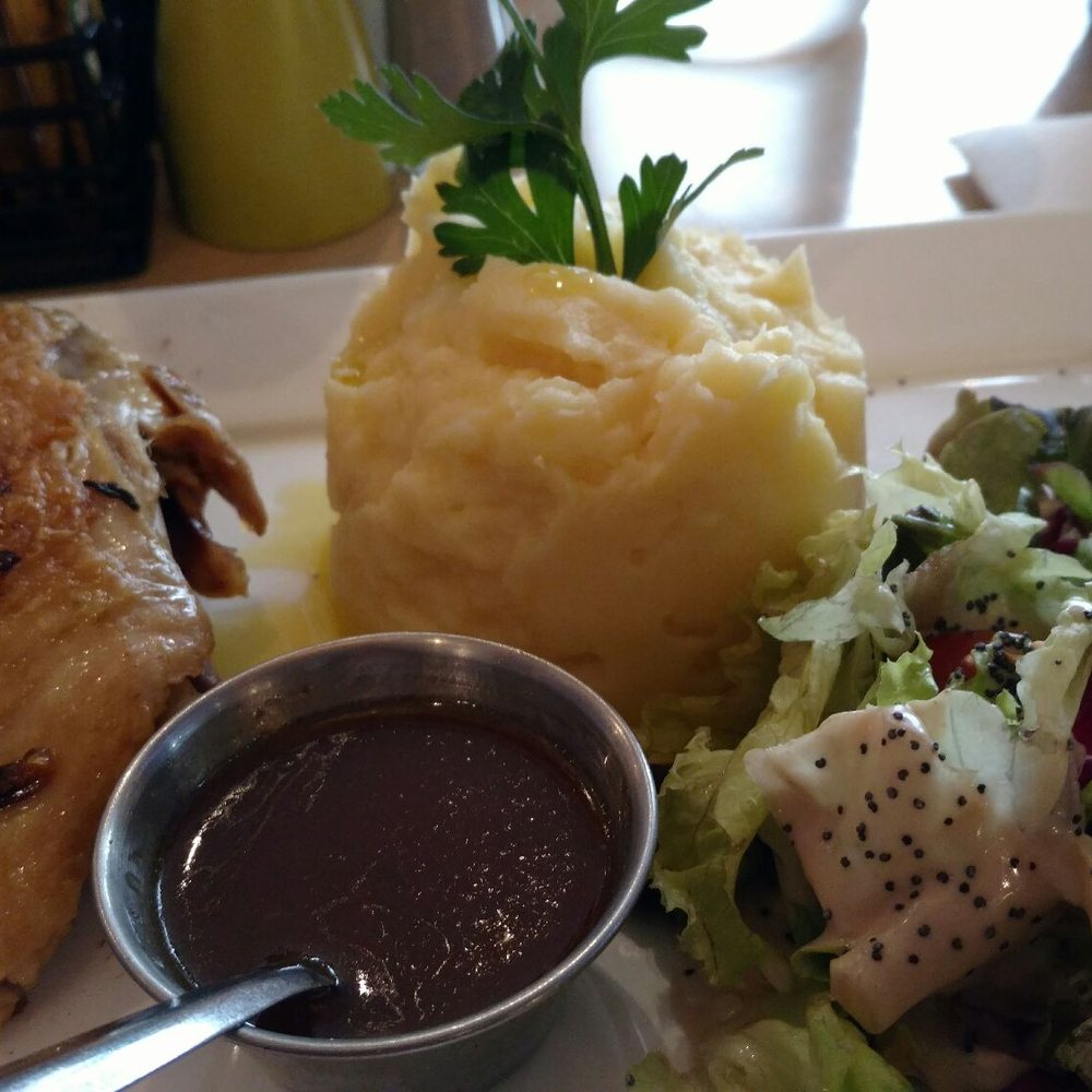 Tribeca - Mashed potatoes and gravy, salad and roasted chicken - Italian Near Me - Paris, 75 Tribeca - Mashed potatoes and gravy, salad and roasted chicken - Italian Near Me - Paris, 75