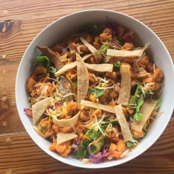 Lumbrera - Ensalada con pollo a elegir  Pollo:Buffalo,BBQ,Chipotle,De la Casa o Plancha