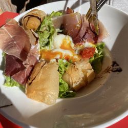 Restaurant La Bohême - Salade je-ne-sais-plus-le-nom mais nems au reblochon, oeufs parfait et jambon cru