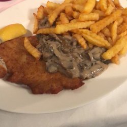 Apart Hotel - Schnitzel mit Pommes im Hotelrestaurant