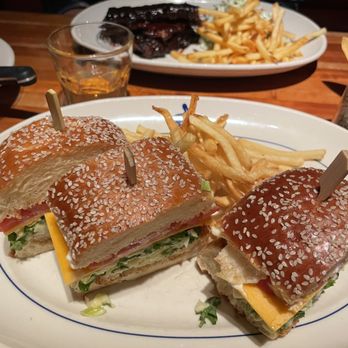 Houston's Restaurant - Ding's Crispy Chicken Sandwich Lunch Barbecue Pork Ribs - American Near Me - Pompano Beach, Florida