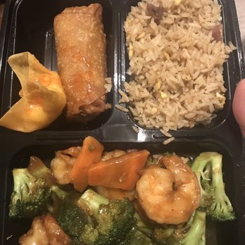 Rain Modern Chinese - Shrimp and broccoli, brown rice , veggie egg roll and crab Rangoon on side. - Dim Sum Near Me - Albany, New York