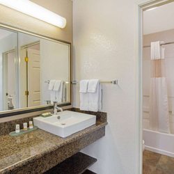 La Quinta by Wyndham Las Vegas RedRock/Summerlin - Guest room bath
