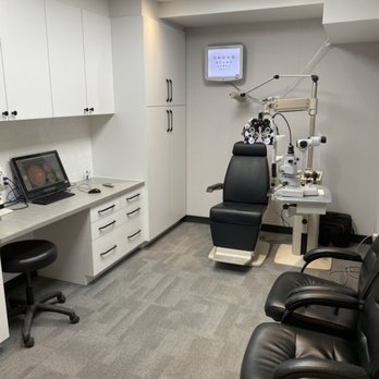 2Vision Eye Centre - Eye exam room - Eyewear & Opticians Near Me - Edmonton, Alberta