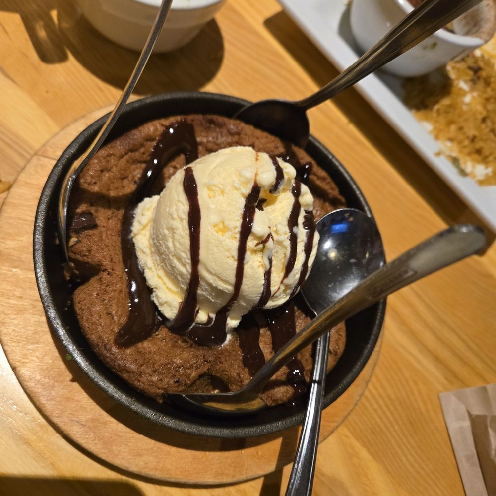 Chili's - Chocolate chip with vanilla ice cream dessert - Bars Near Me - Albuquerque, New Mexico