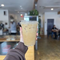 Pearland Coffee Roasters - Ig: @whatsviveating  |  golden pear latte