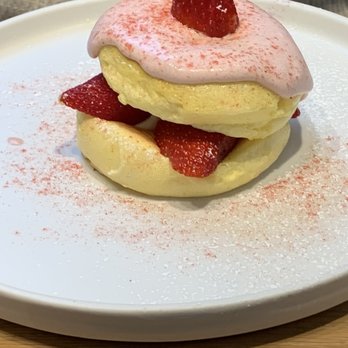 Flipper’s - Strawberry Pancakes soufflé - Pancakes Near Me - New York, New York